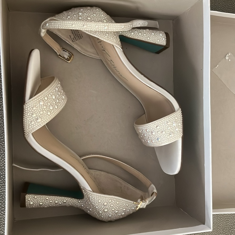 NWOT Betsey Johnson Dani Sandal Off White Pearl